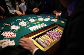 Tabel Sic Bo di mpo 88 dengan dealer dan wadah dadu transparan
